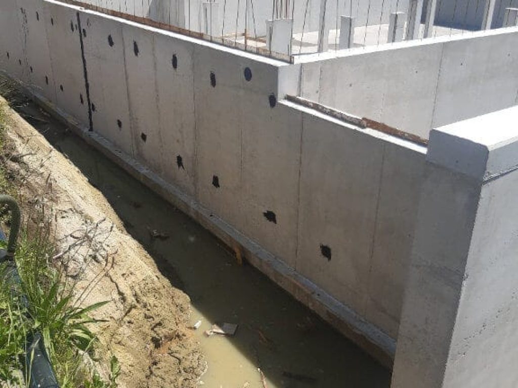 Kelderwanden met kolommen in opbouw in het midden