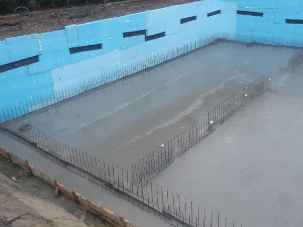 Plaatsen van isolatie aan buitenzijde betonnen kelderwanden