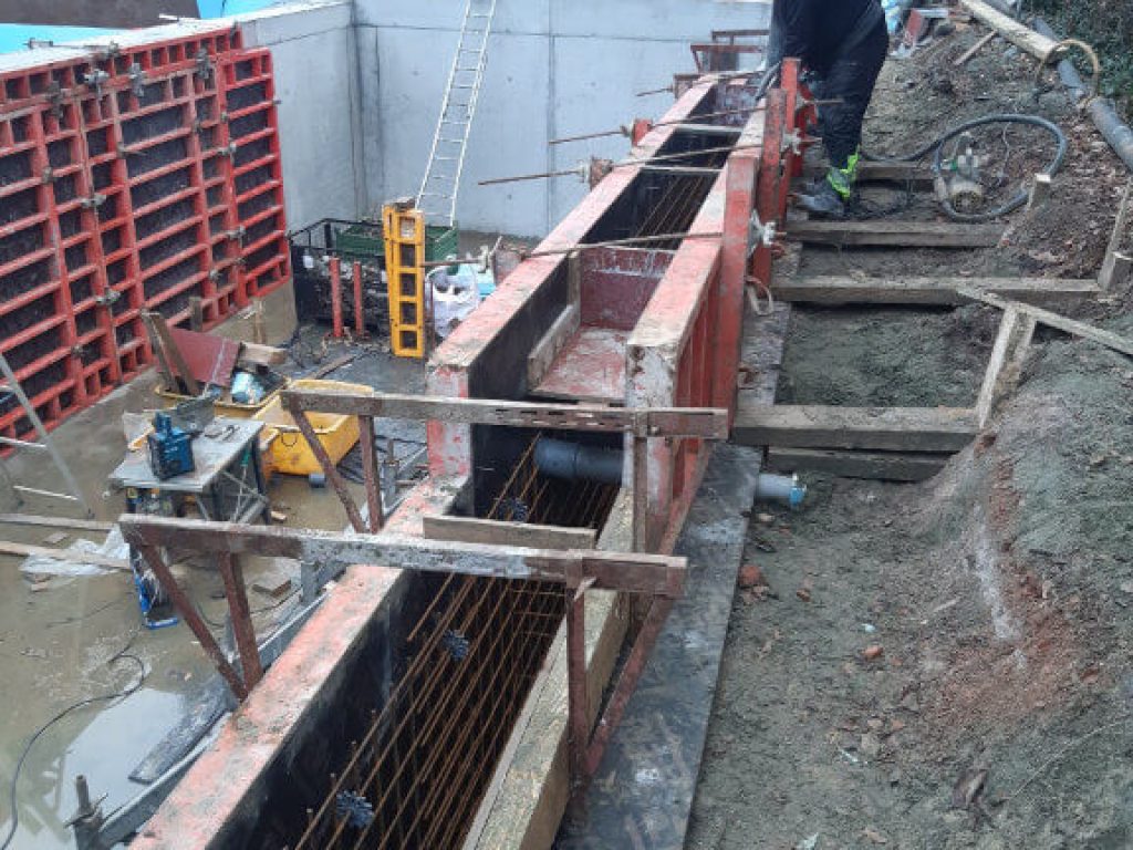 Storten van beton in kelderwanden