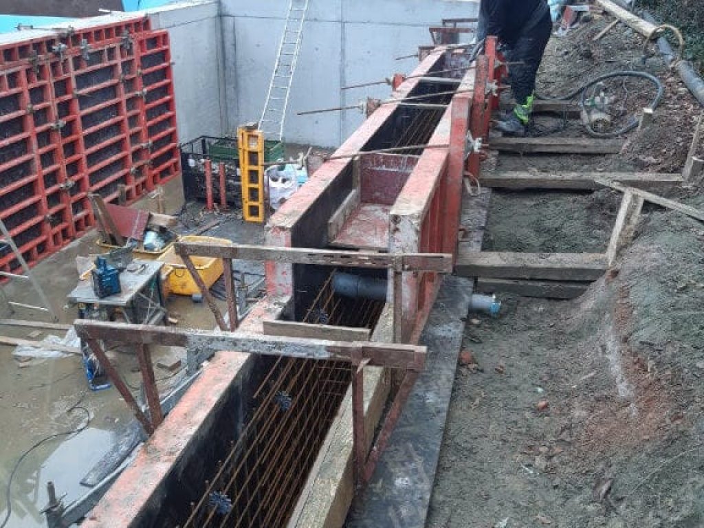 Storten van beton in kelderwanden